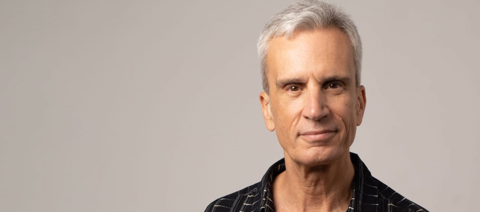 <span>אברי גלעד</span><span>Avri Gilad</span>