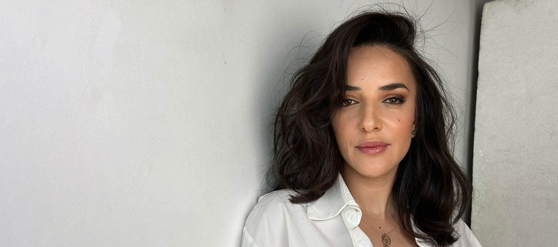 <span>לוסי אהריש</span><span>Lucy Aharish</span>